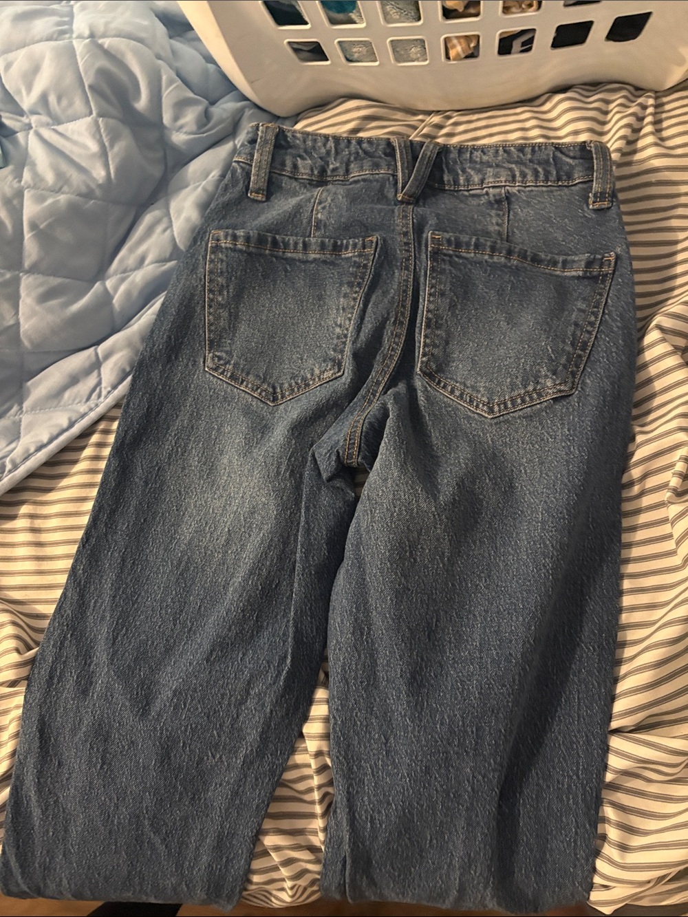 BCBGeneration Men's Relaxed Fit Mid-Blue Jeans